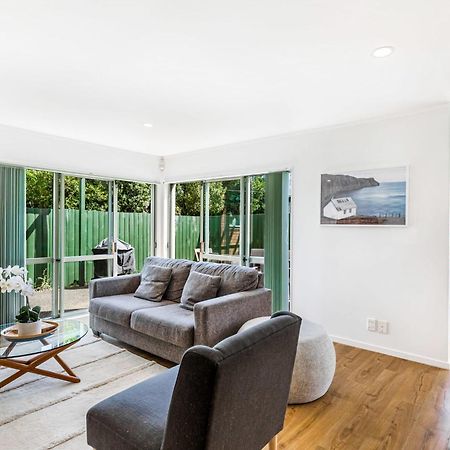 Private And Sunny 3-Bedroom Home With Parking Auckland Exterior photo